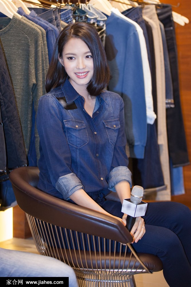 张梓琳牛仔风尚演绎摩登都市格调 张梓琳背靠复古铁门双手插兜,午后阳光将牛仔蓝染出温暖色调